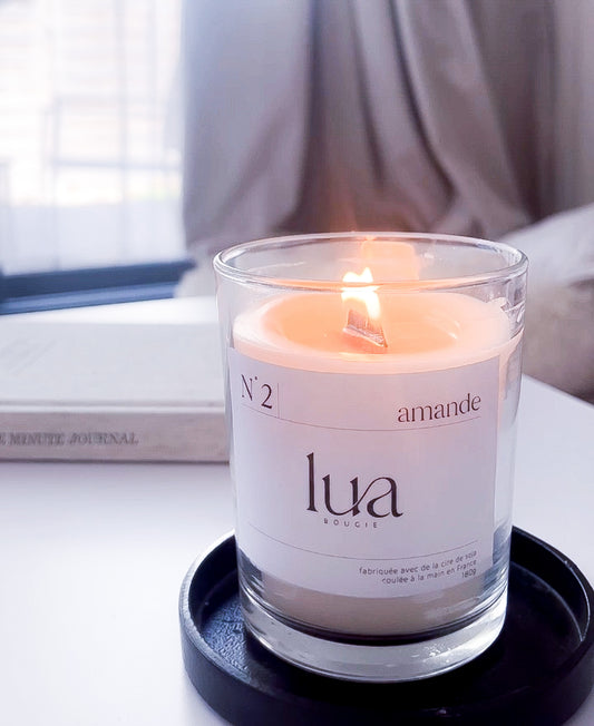 Bougie LUA parfum amande. Les bougies LUA sont végétales, éco-responsables et rechargeables.