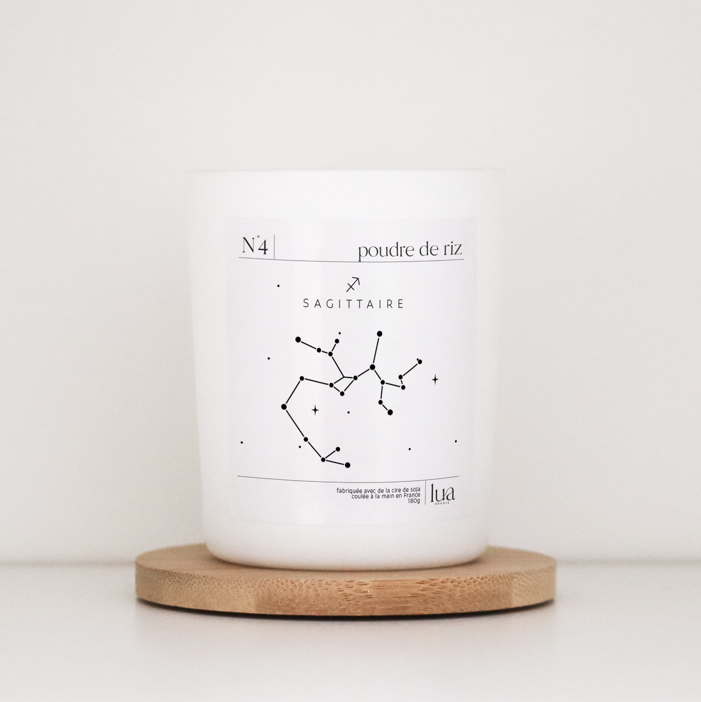 Bougie parfumée signe astrologique LUA rechargeable pour rendre votre bougie intemporelle. Cette bougie est coulée à la main en France avec de la cire de soja 100% végétale avec une mèche en bois d’origine France. Cette bougie est livrée avec un pochon éco-responsable floqué LUA.