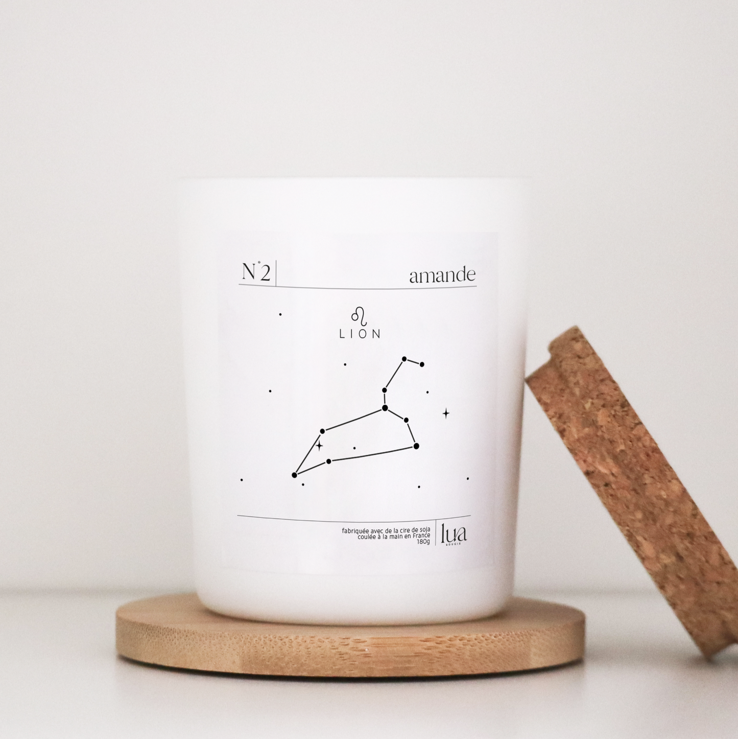 Bougie parfumée Amande signe astrologique LUA rechargeable pour rendre votre bougie intemporelle. Cette bougie est coulée à la main en France avec de la cire de soja 100% végétale avec une mèche en bois d’origine France. Cette bougie est livrée avec un pochon éco-responsable floqué LUA.