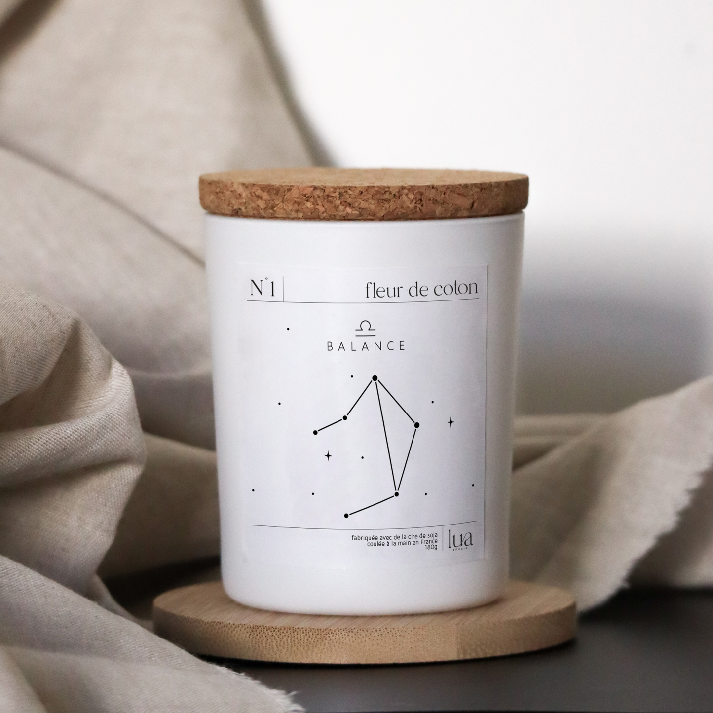 Bougie parfumée signe astrologique LUA rechargeable pour rendre votre bougie intemporelle. Cette bougie est coulée à la main en France avec de la cire de soja 100% végétale avec une mèche en bois d’origine France. Cette bougie est livrée avec un pochon éco-responsable floqué LUA.