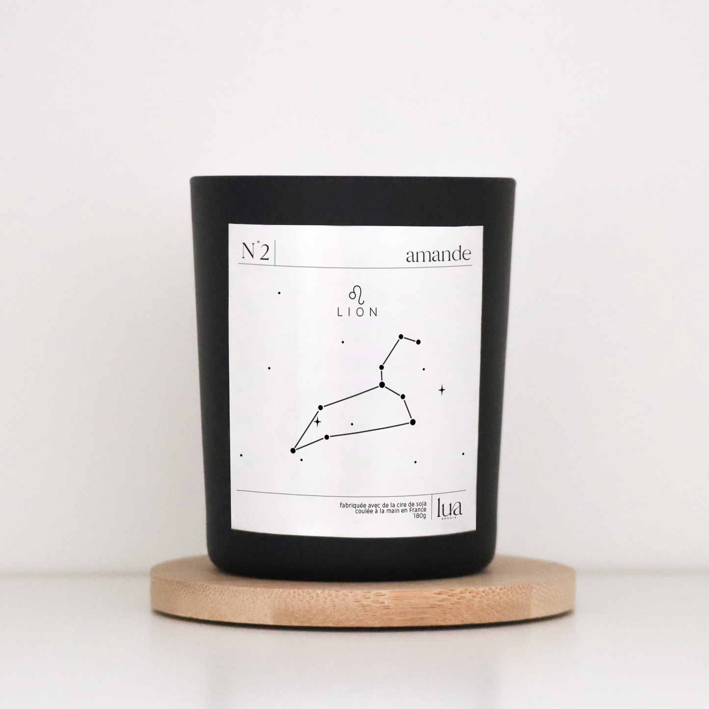 Bougie parfumée Amande signe astrologique LUA rechargeable pour rendre votre bougie intemporelle. Cette bougie est coulée à la main en France avec de la cire de soja 100% végétale avec une mèche en bois d’origine France. Cette bougie est livrée avec un pochon éco-responsable floqué LUA.