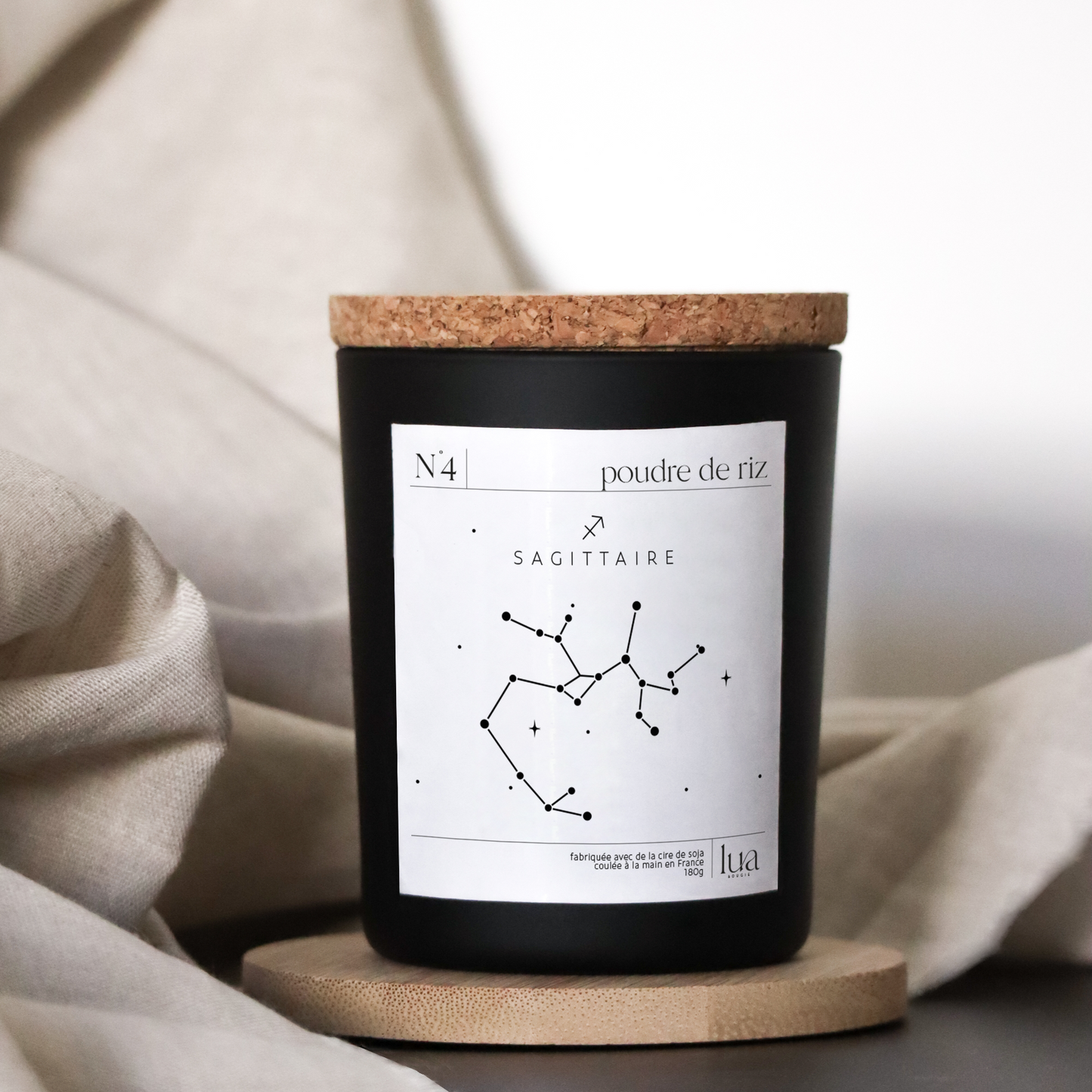 Bougie parfumée poudre de riz signe astrologique LUA rechargeable pour rendre votre bougie intemporelle. Cette bougie est coulée à la main en France avec de la cire de soja 100% végétale avec une mèche en bois d’origine France. Cette bougie est livrée avec un pochon éco-responsable floqué LUA.