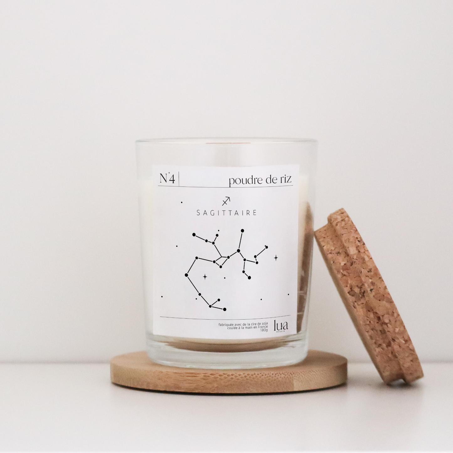 Bougie parfumée poudre de riz signe astrologique LUA rechargeable pour rendre votre bougie intemporelle. Cette bougie est coulée à la main en France avec de la cire de soja 100% végétale avec une mèche en bois d’origine France. Cette bougie est livrée avec un pochon éco-responsable floqué LUA.