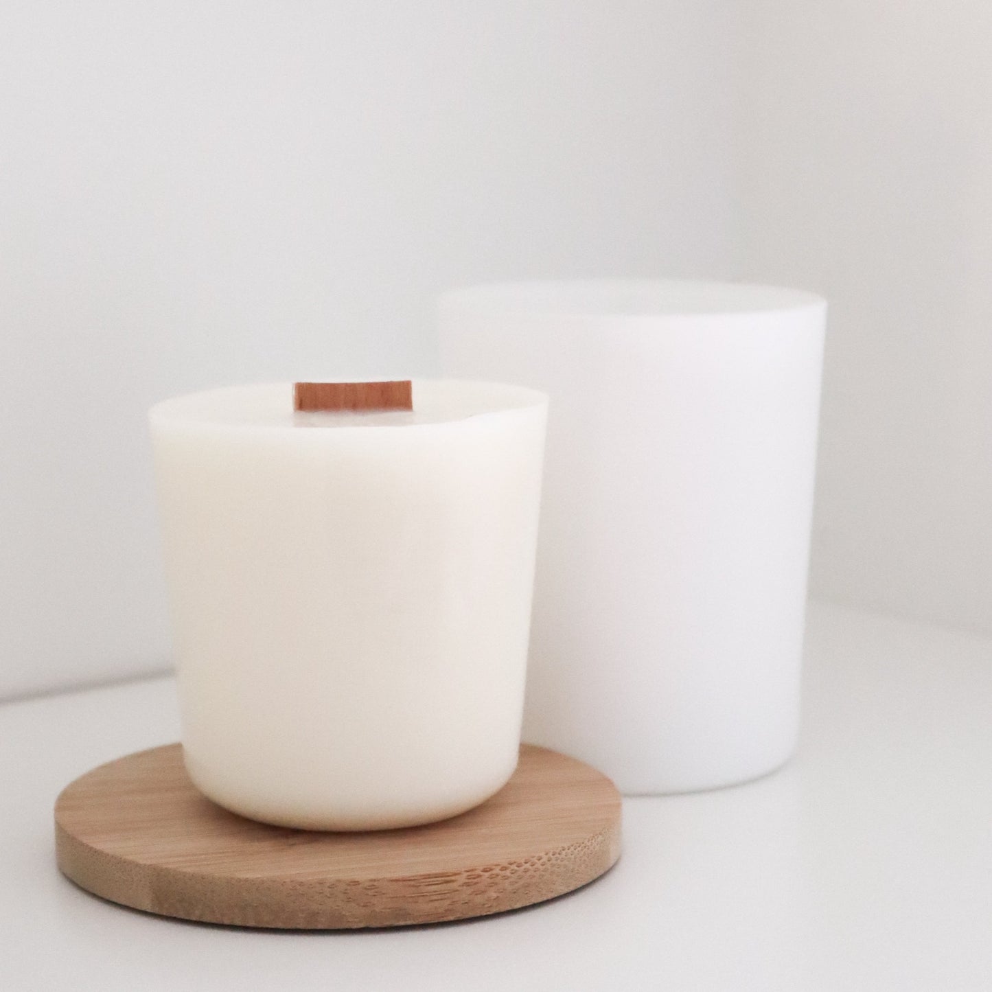 Recharges cire soja végétal pour bougie LUA. Toutes les bougies LUA sont rechargeables grâce à ces recharges. Les recharges sont coulées à la main en France avec de la cire soja, les mèches des bougies sont en bois de hêtre origine France.