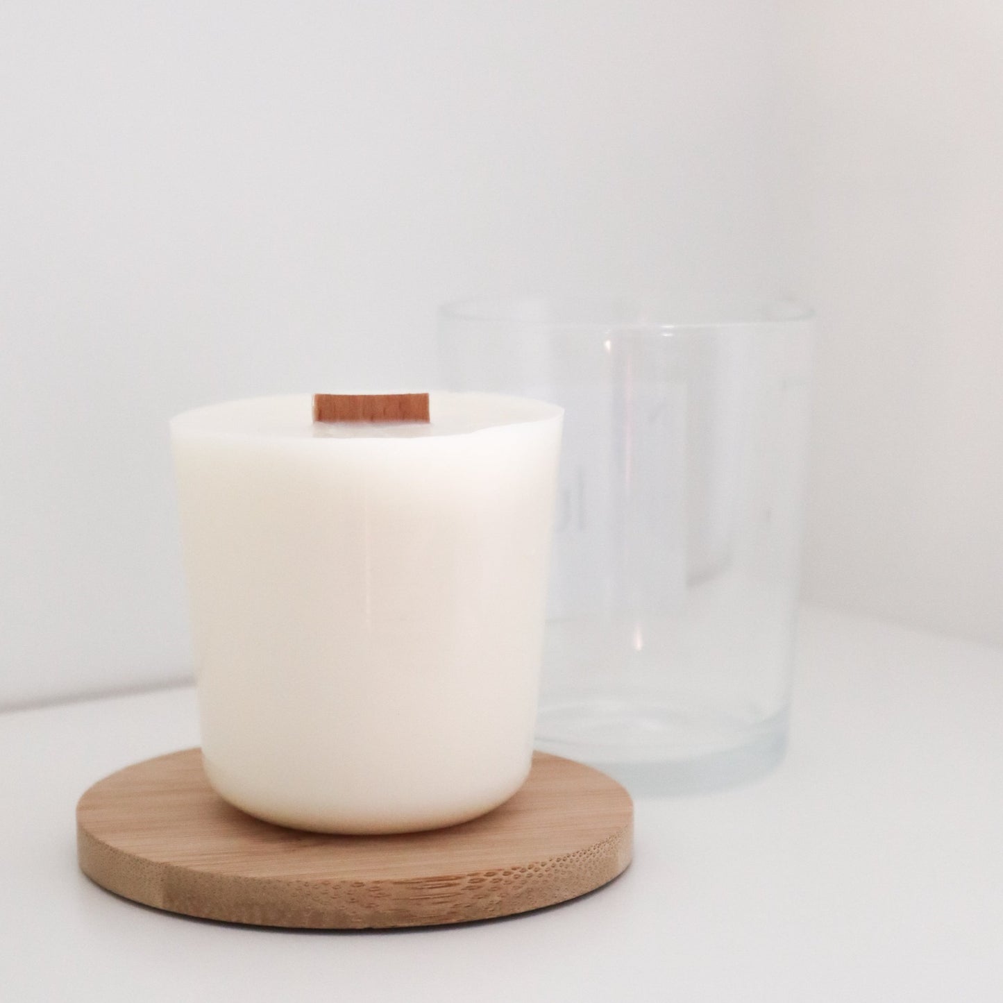 Recharges cire soja végétal pour bougie LUA. Toutes les bougies LUA sont rechargeables grâce à ces recharges. Les recharges sont coulées à la main en France avec de la cire soja, les mèches des bougies sont en bois de hêtre origine France.