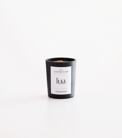 Bougie parfumée Lua, parfum cachemire et soie, contenant noir, 75g. 