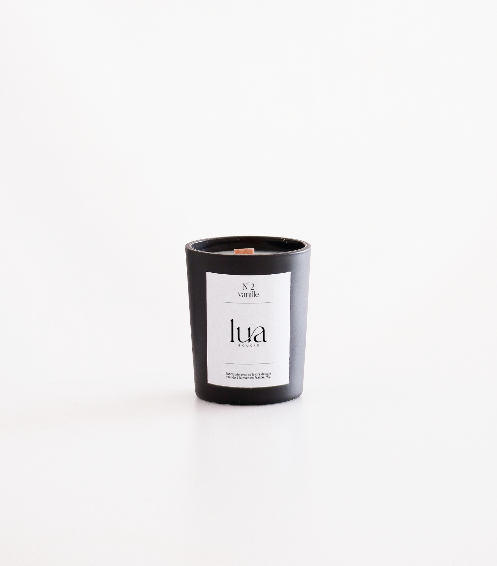 Bougie Lua parfumée et rechargeable, parfum vanille, contenant noir, 75g. 