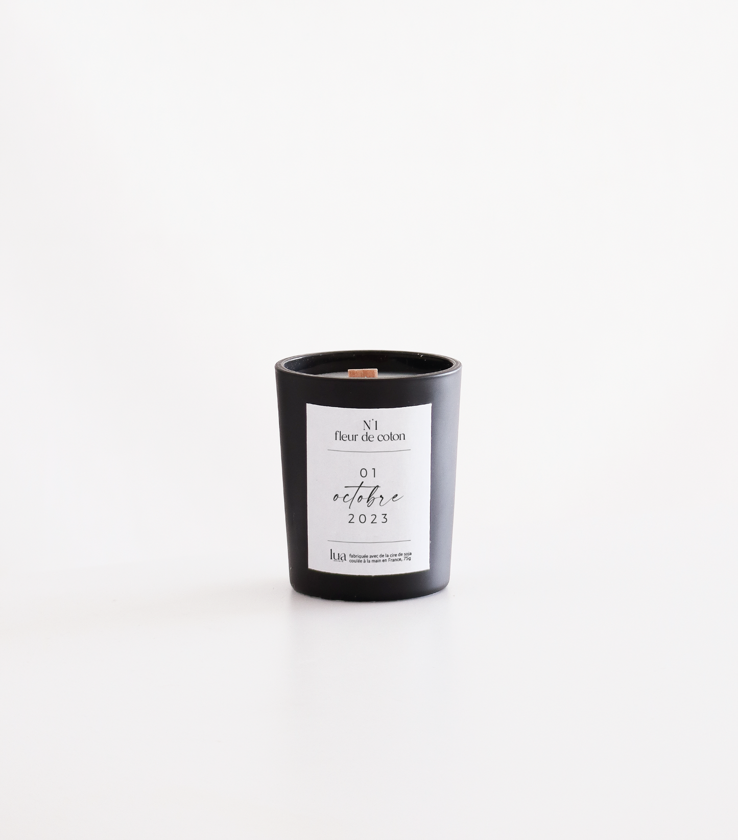 Bougie Lua naturelle et parfumée, contenant noir, parfum de Grasse. Fabriquée à Agen. 