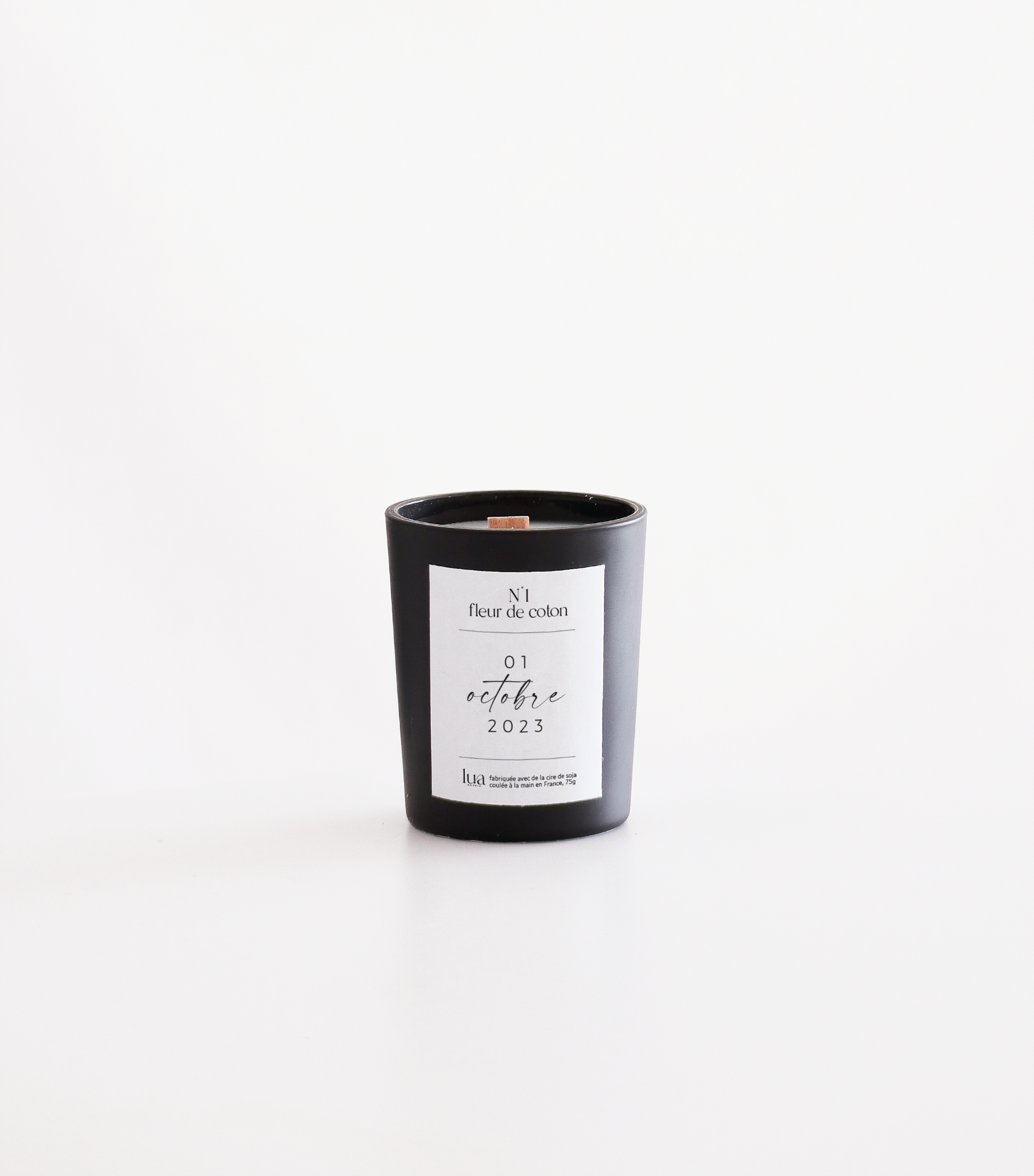 Bougie Lua naturelle et parfumée, contenant noir, parfum de Grasse. Fabriquée à Agen. 