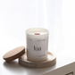 Bougie végétale et parfumée fruit rouge LUA rechargeable pour rendre votre bougie intemporelle. Cette bougie est coulée à la main en France avec de la cire de soja 100% végétale avec une mèche en bois d’origine France. Cette bougie est livrée avec un pochon éco-responsable floqué LUA. 