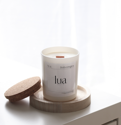 Bougie végétale et parfumée fruit rouge LUA rechargeable pour rendre votre bougie intemporelle. Cette bougie est coulée à la main en France avec de la cire de soja 100% végétale avec une mèche en bois d’origine France. Cette bougie est livrée avec un pochon éco-responsable floqué LUA. 