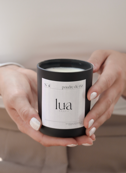 Bougie végétale et parfumée poudre de riz LUA rechargeable pour rendre votre bougie intemporelle. Cette bougie est coulée à la main en France avec de la cire de soja 100% végétale avec une mèche en bois d’origine France. Cette bougie est livrée avec un pochon éco-responsable floqué LU