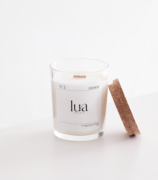 Bougie végétale et parfumée monoï LUA rechargeable pour rendre votre bougie intemporelle. Cette bougie est coulée à la main en France avec de la cire de soja 100% végétale avec une mèche en bois d’origine France. Cette bougie est livrée avec un pochon éco-responsable floqué LUA.