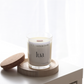 Bougie végétale et parfumée cachemire et soie LUA rechargeable pour rendre votre bougie intemporelle. Cette bougie est coulée à la main en France avec de la cire de soja 100% végétale avec une mèche en bois d’origine France. Cette bougie est livrée avec un pochon éco-responsable floqué LUA. 