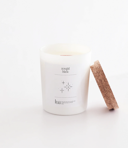Bougie naturelle parfumée nougat blanc, bougie de noël avec l'étiquette illustrée étoile. 