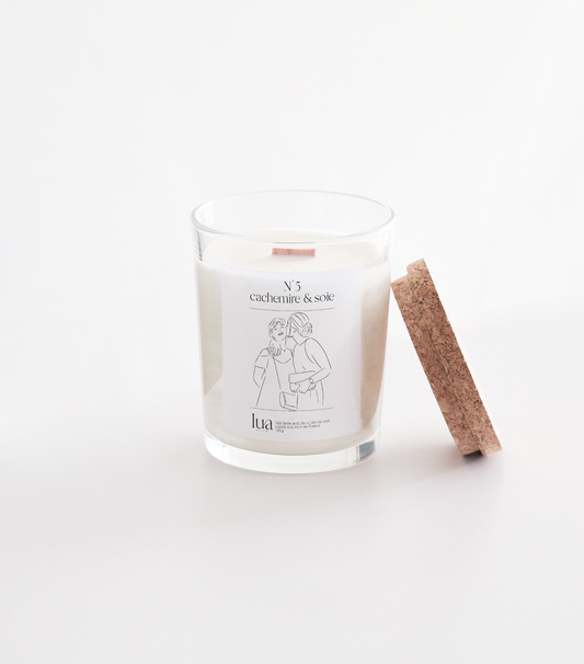 Bougie Lua parfumée et naturelle, illustration d'après-photo, contenant transparent. Bougie en cire de soja et parfum de Grasse. 