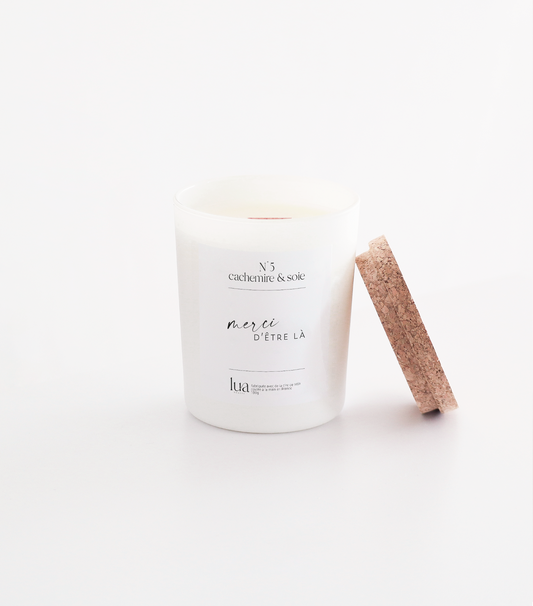 Bougie naturelle parfumée Lua, contenant blanc, parfum de Grasse. 