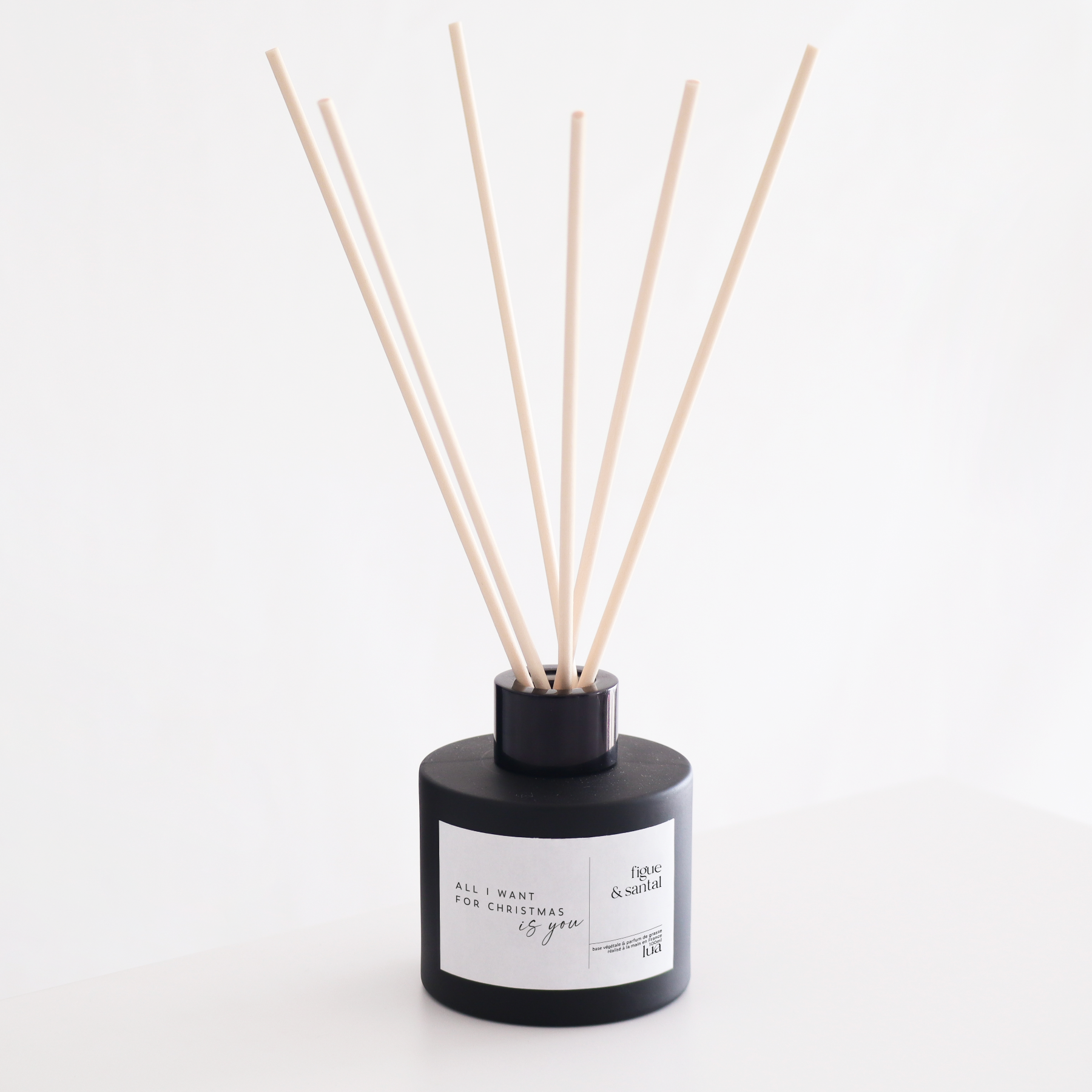 Diffuseur de parfum végétale et naturelle, contenant noir, et parfum Figue & Santal. 