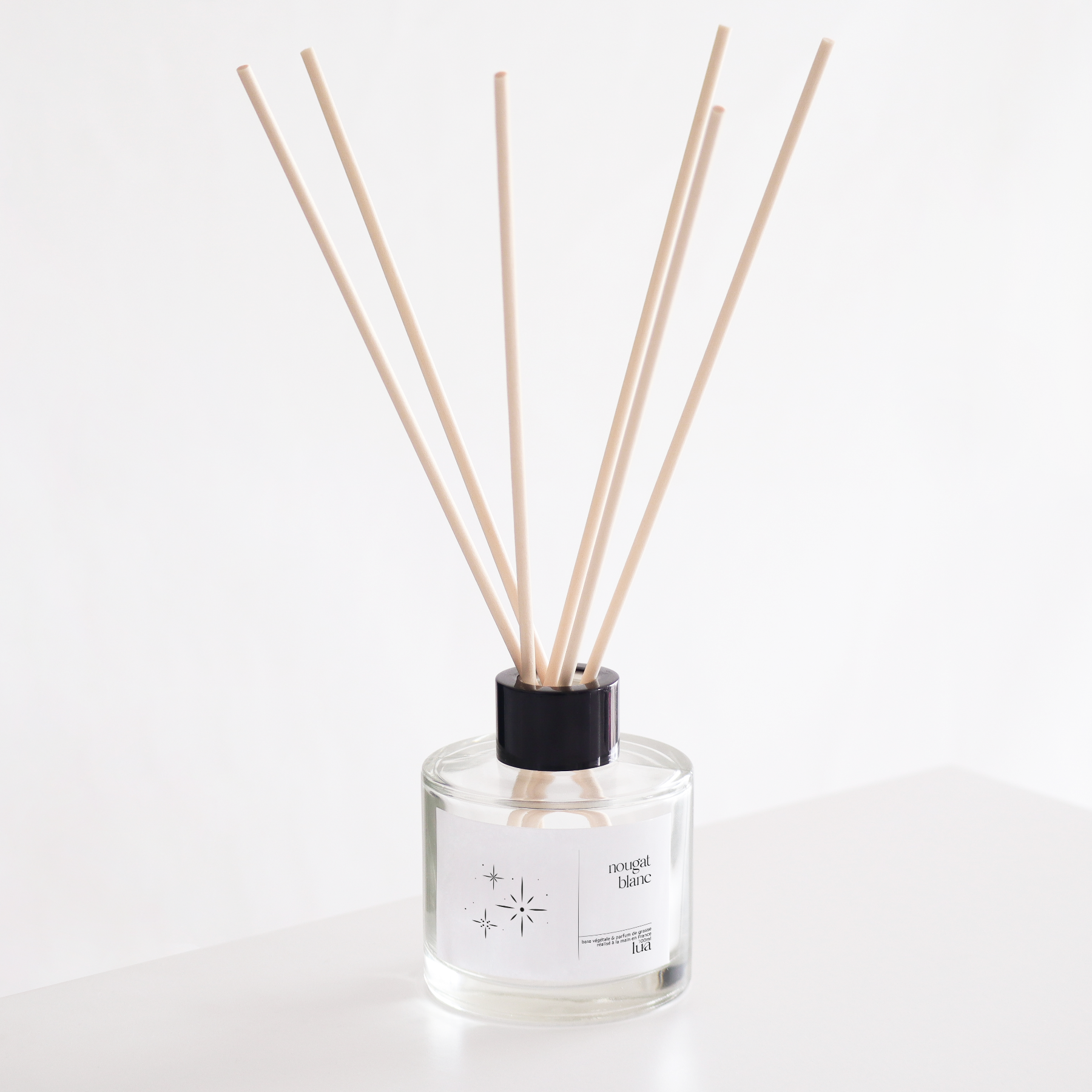 Diffuseur de parfum naturelle, couleur de contenant transparent, parfum Nougat Blanc. 