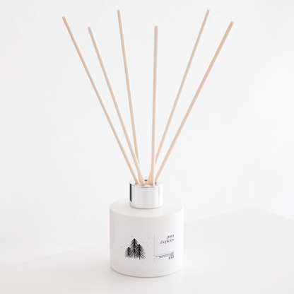 Diffuseur de parfum collection de noël avec étiquette sapin de noël, parfum pain d'épices. 