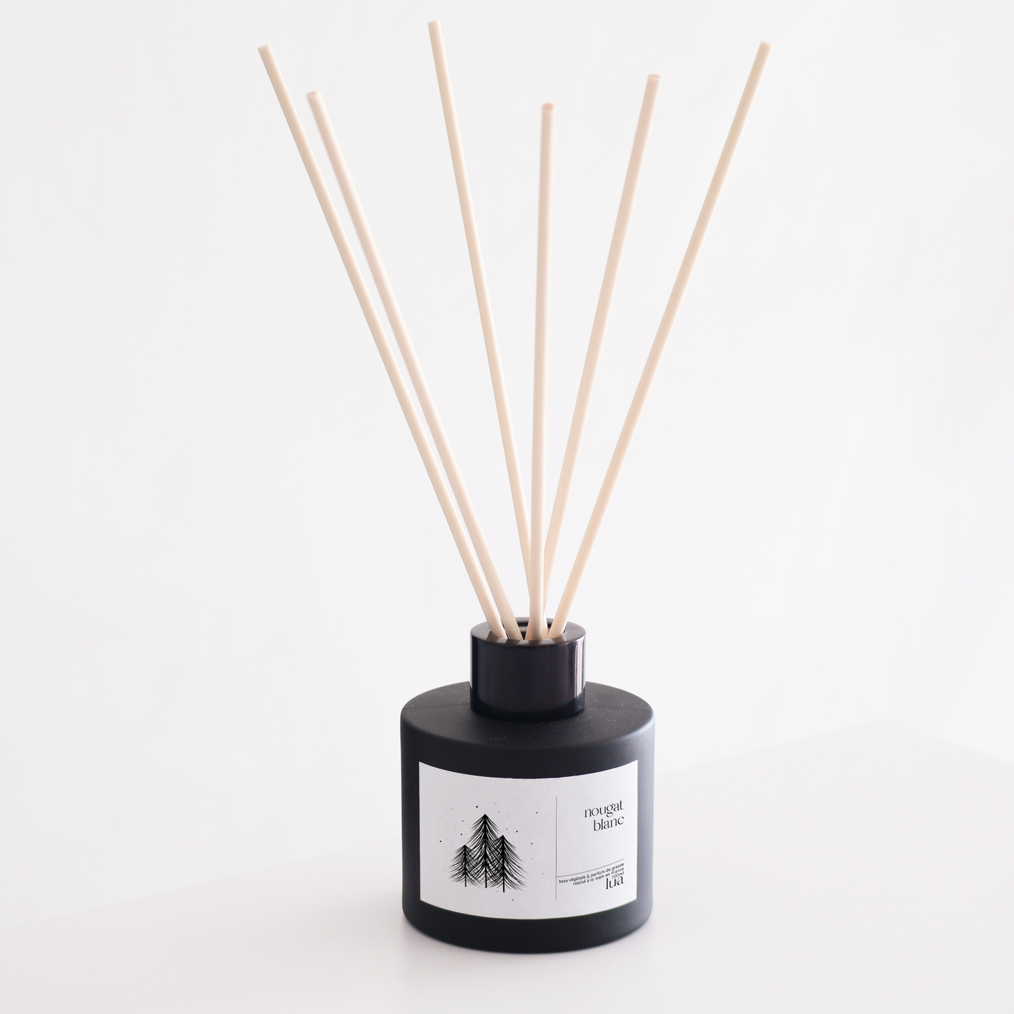 Diffuseur de parfum à tiges, collection sapin de noël, couleur de contenant noir, parfum nougat blanc. 
