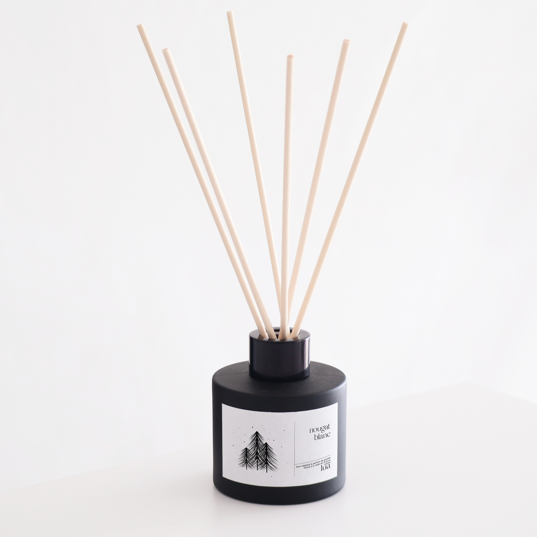 Diffuseur de parfum à tiges, collection sapin de noël, couleur de contenant noir, parfum nougat blanc. 