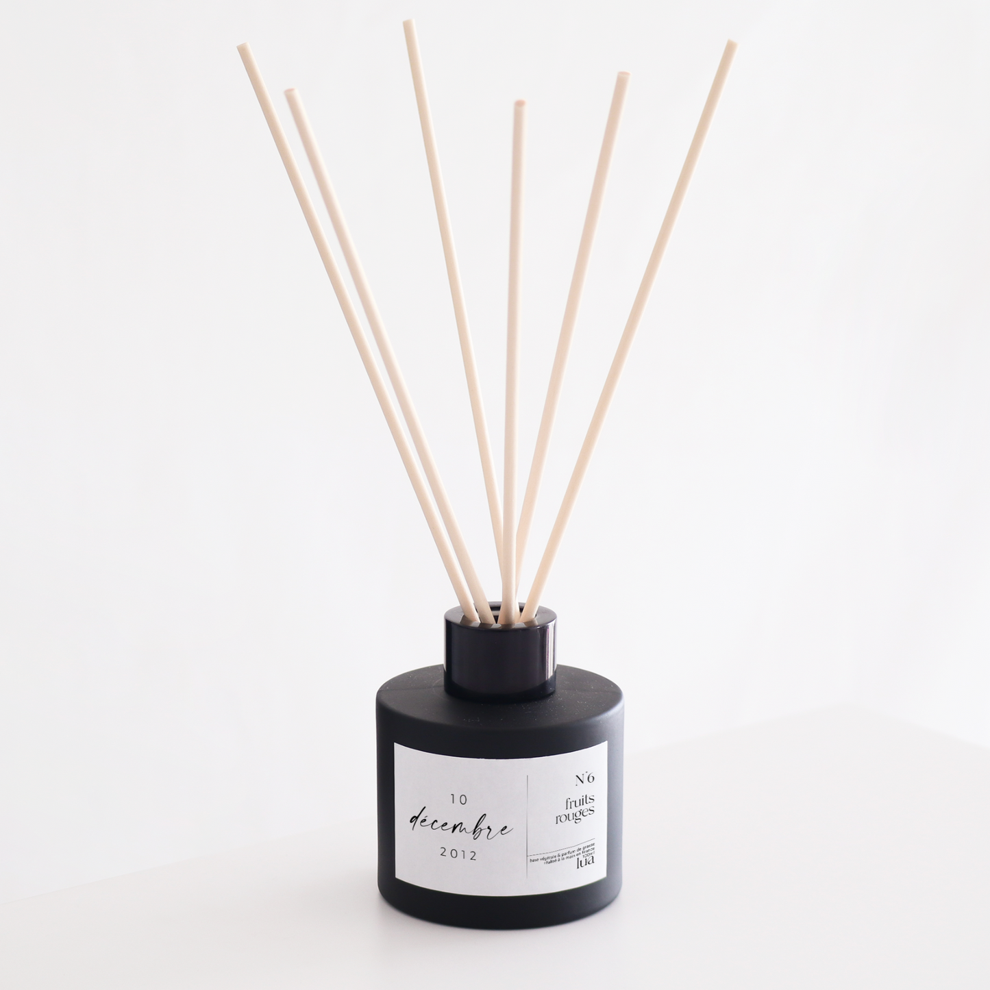 Diffuseur de parfums noir, parfum fruits rouges, personnalisables avec une dates. 