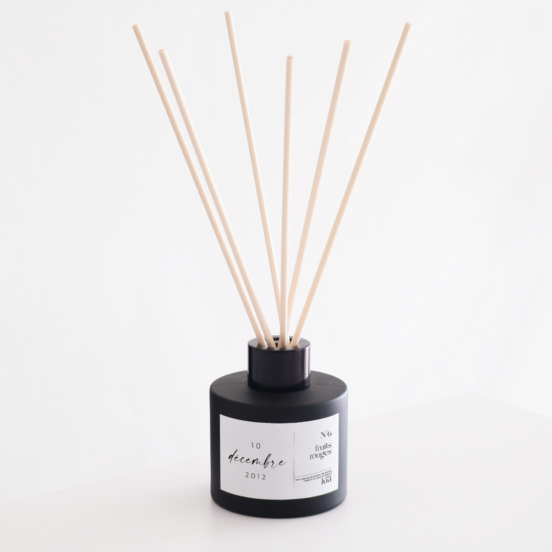 Diffuseur de parfums noir, parfum fruits rouges, personnalisables avec une dates. 