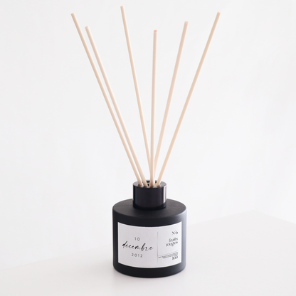 Diffuseur de parfums noir, parfum fruits rouges, personnalisables avec une dates. 