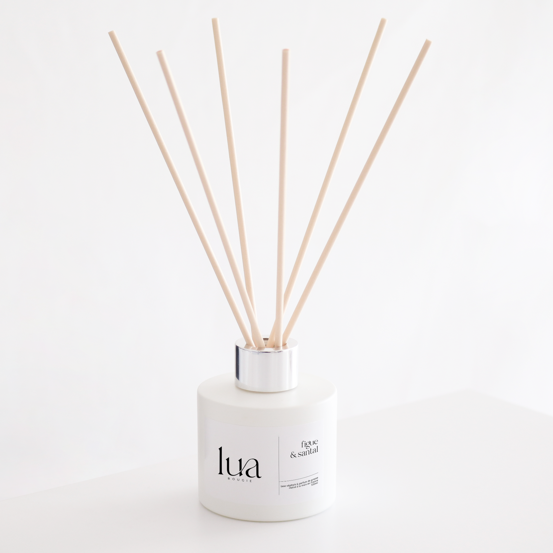 Diffuseur végétale et naturelle blanc avec des parfums de Grasse. Fabriquée en France de manière artisanale. 