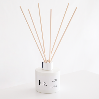 Diffuseur végétale et naturelle blanc avec des parfums de Grasse. Fabriquée en France de manière artisanale. 