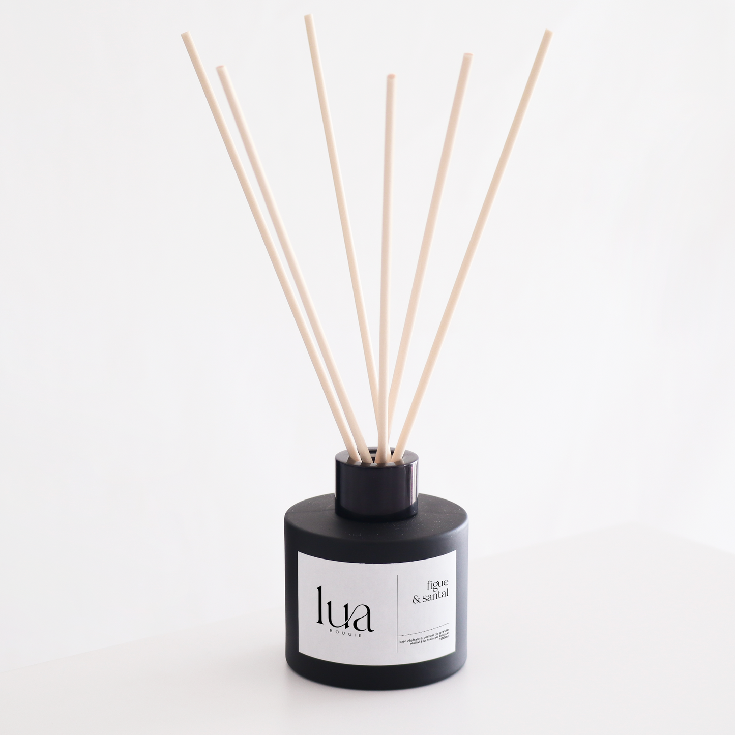Diffuseur de parfum naturelle LUA Bougie, parfum de Grasse et base végétale. Contenant noir et tige de rotin.