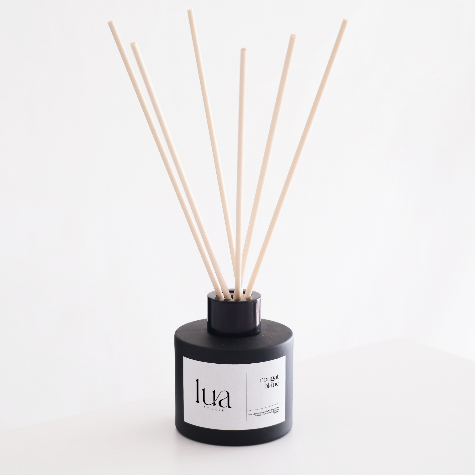 Diffuseur de parfum naturel noir, base végétale et parfum de Grasse. 