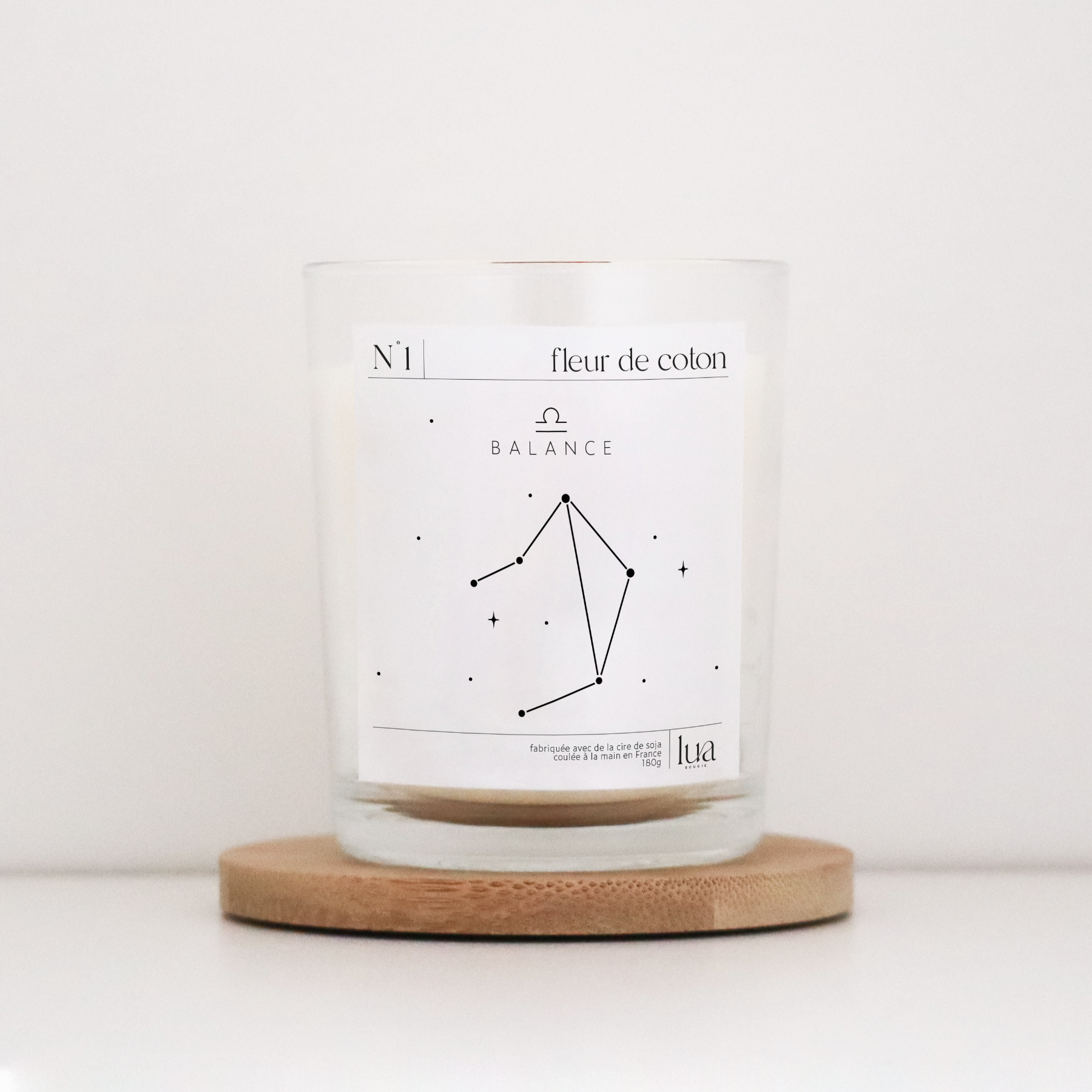 Bougie parfumée fleur de coton signe astrologique balance rechargeable pour rendre votre bougie intemporelle. Cette bougie est coulée à la main en France avec de la cire de soja 100% végétale avec une mèche en bois d’origine France. Cette bougie est livrée avec un pochon éco-responsable floqué LUA. 