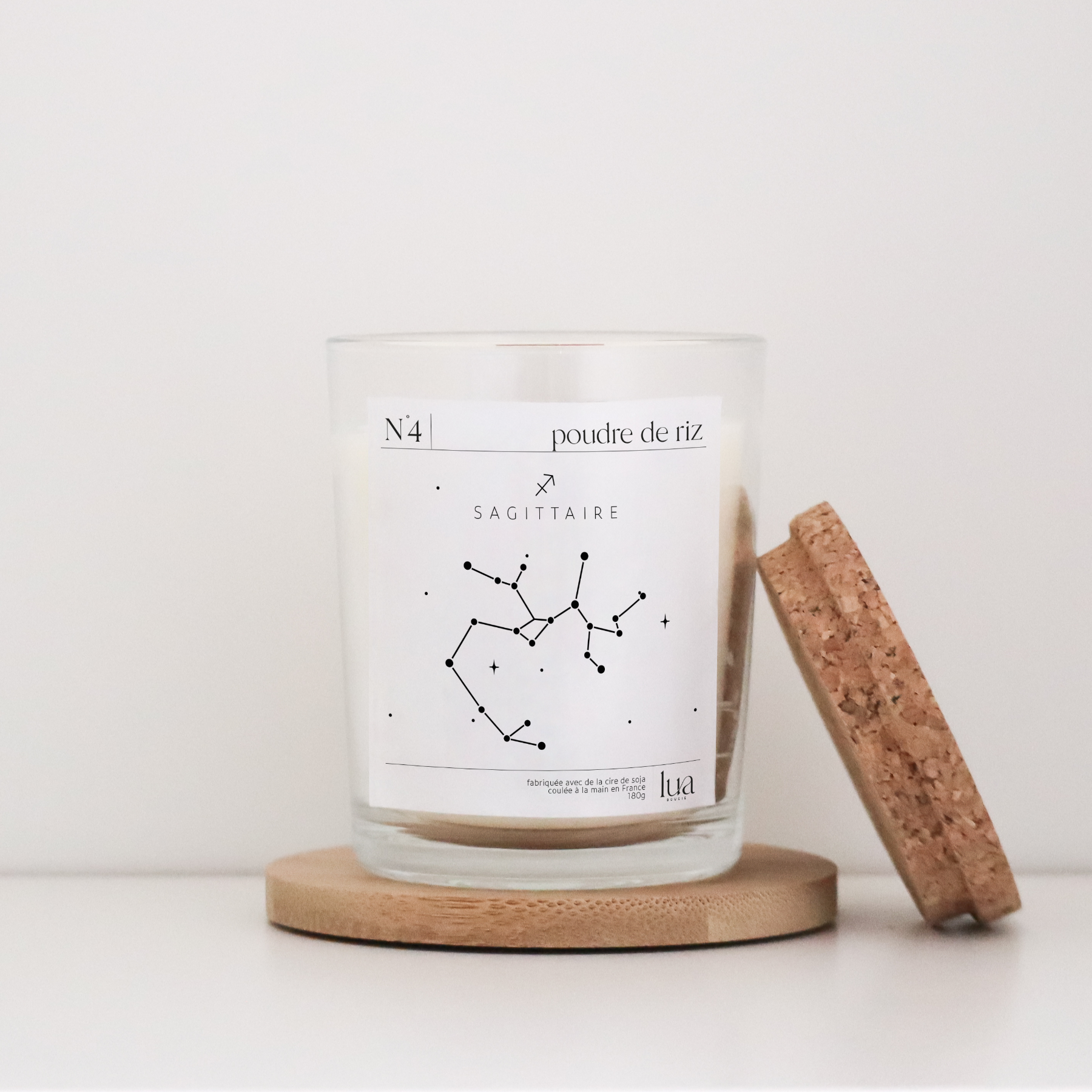 Bougie parfumée poudre de riz signe astrologique LUA rechargeable pour rendre votre bougie intemporelle. Cette bougie est coulée à la main en France avec de la cire de soja 100% végétale avec une mèche en bois d’origine France. Cette bougie est livrée avec un pochon éco-responsable floqué LUA. 