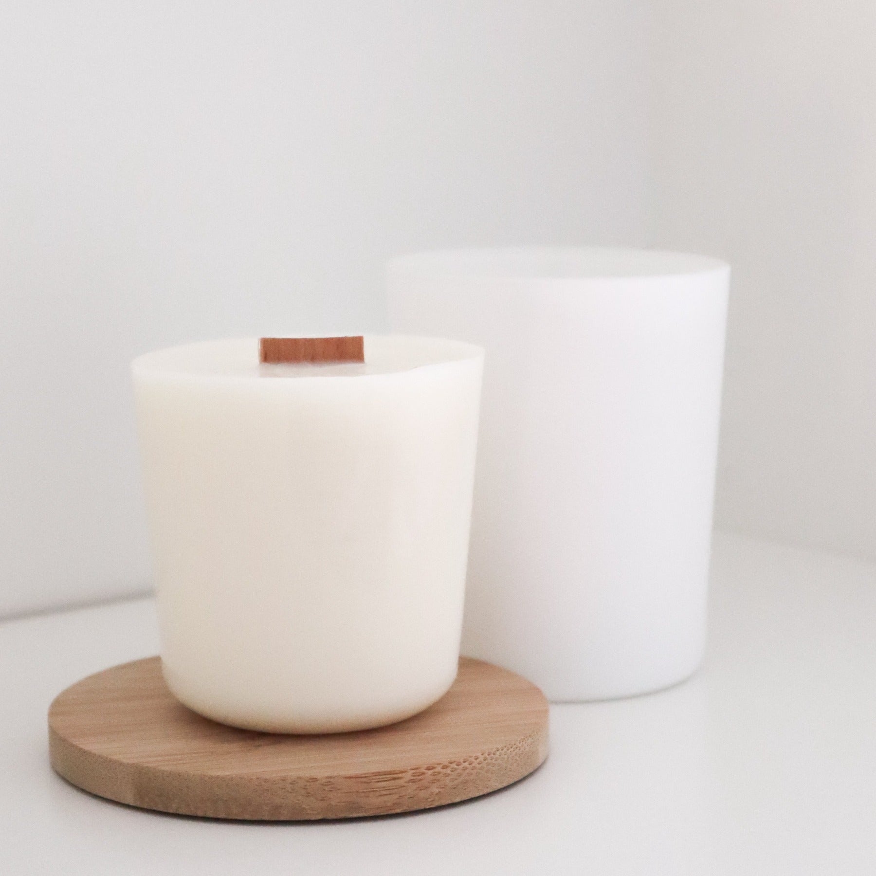 Recharges cire soja végétal pour bougie LUA. Toutes les bougies LUA sont rechargeables grâce à ces recharges. Les recharges sont coulées à la main en France avec de la cire soja, les mèches des bougies sont en bois de hêtre origine France. 